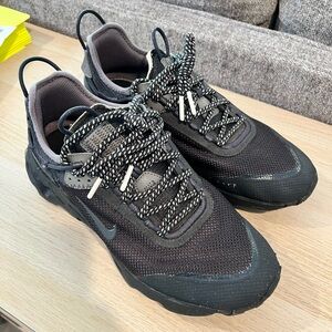 Nike Reacts wmns size 10.5